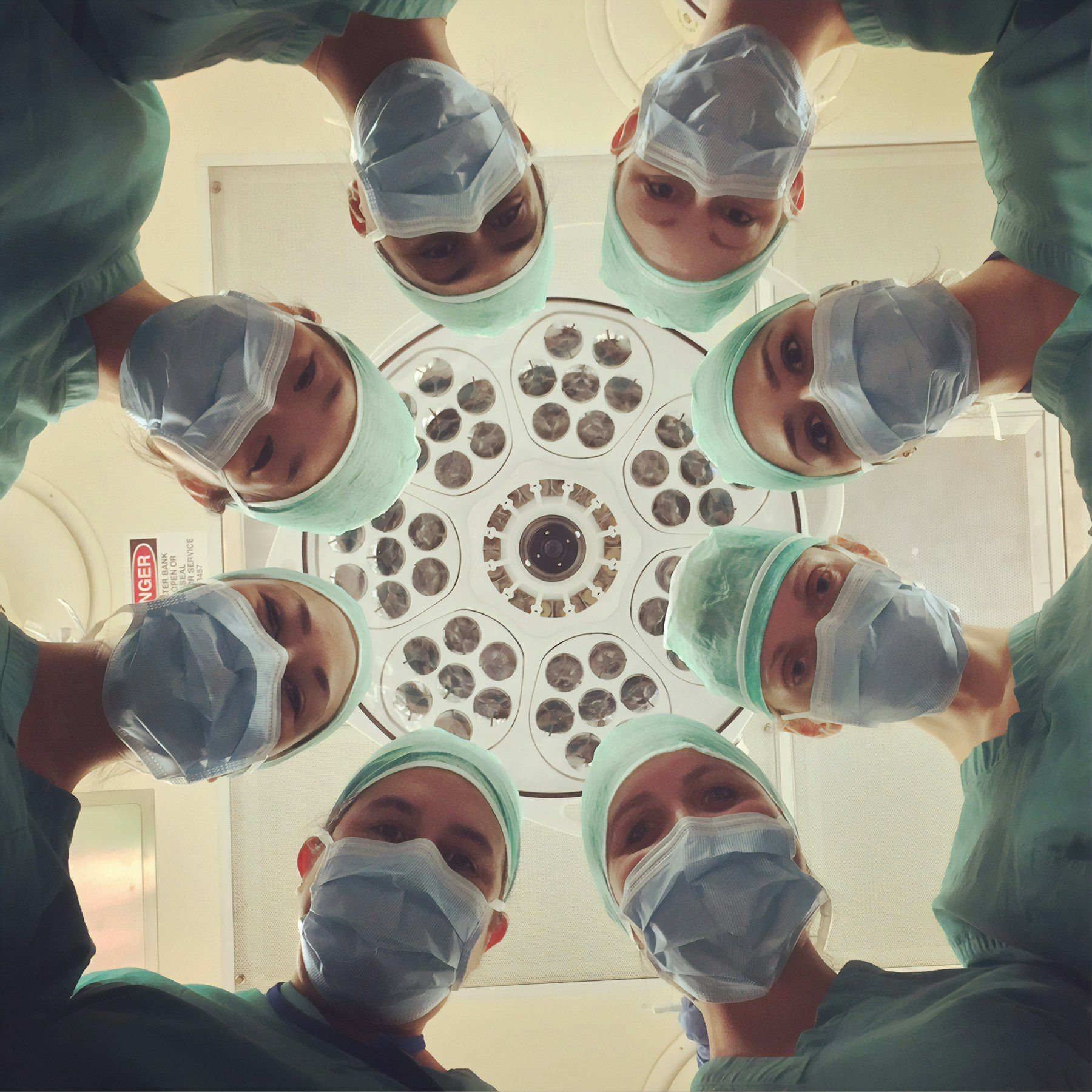 Equipo médico con gorros y batas quirúrgicas desechables
