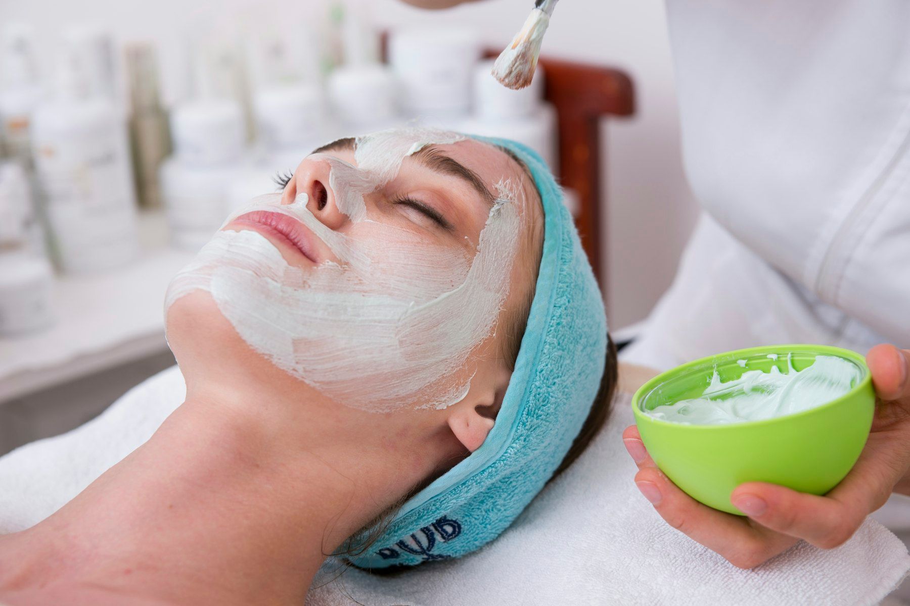 Tratamiento facial en cabina de spa con bandita facial desechable